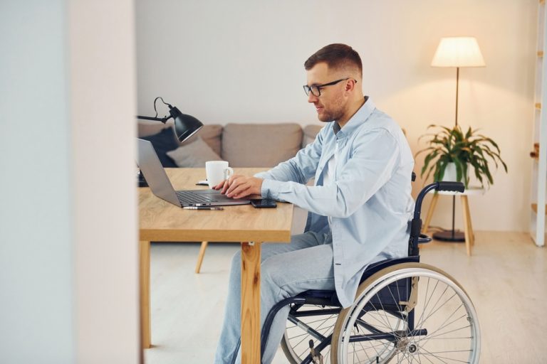 Arbeitsplatz im Rollstuhl zuhause - Berufsunfähigkeitsversicherung