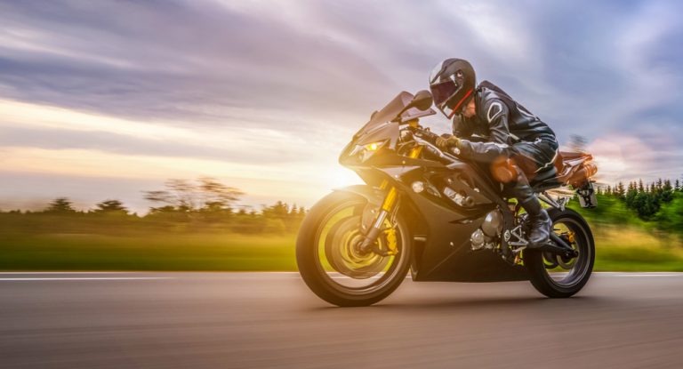 Mann auf Motorrad - Motorradversicherung